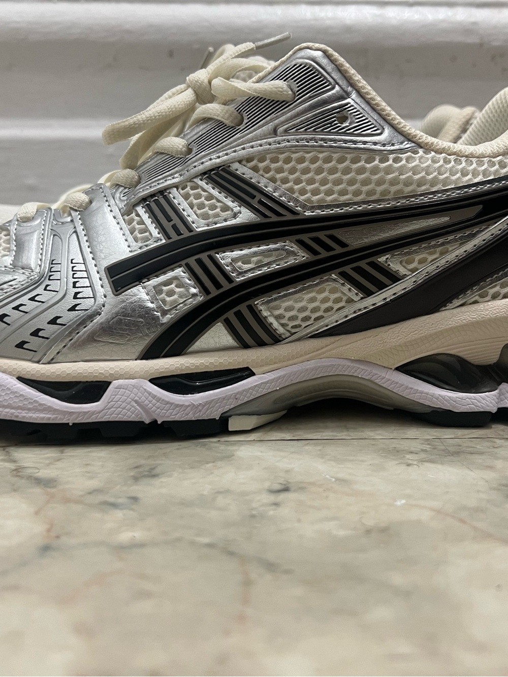 ASICS Men’s Silver and Black Mesh Running Shoe Men size 11